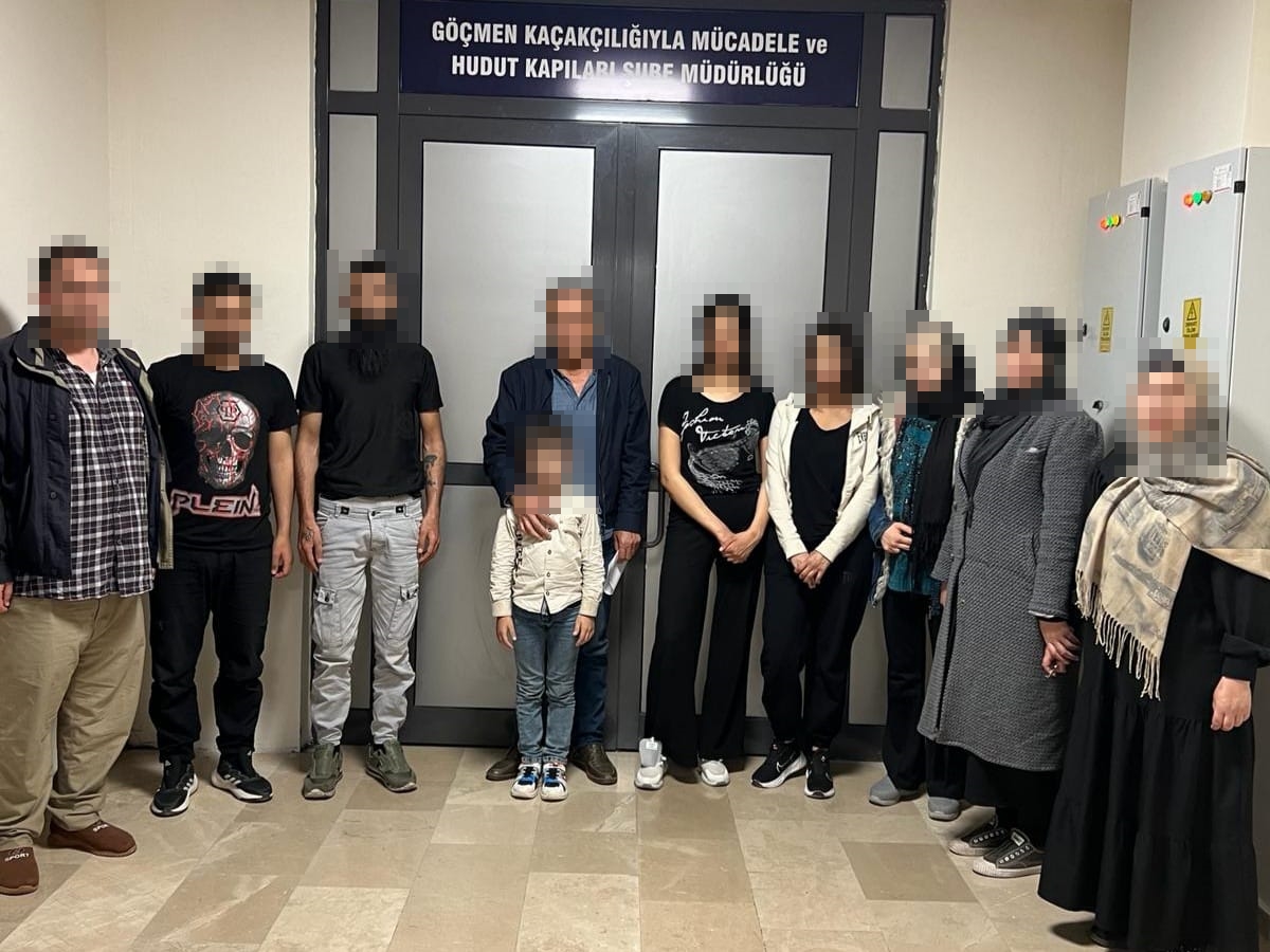 Göçmen kaçakçısı ve 9 göçmen yakalandı